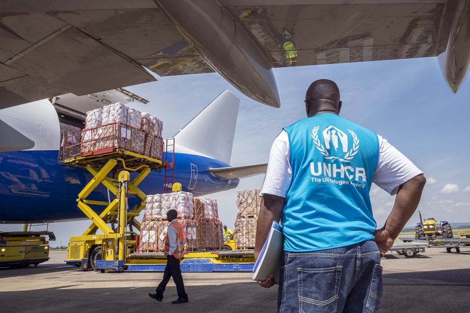 UNHCR airlift to Uganda as thousands flee South Sudan