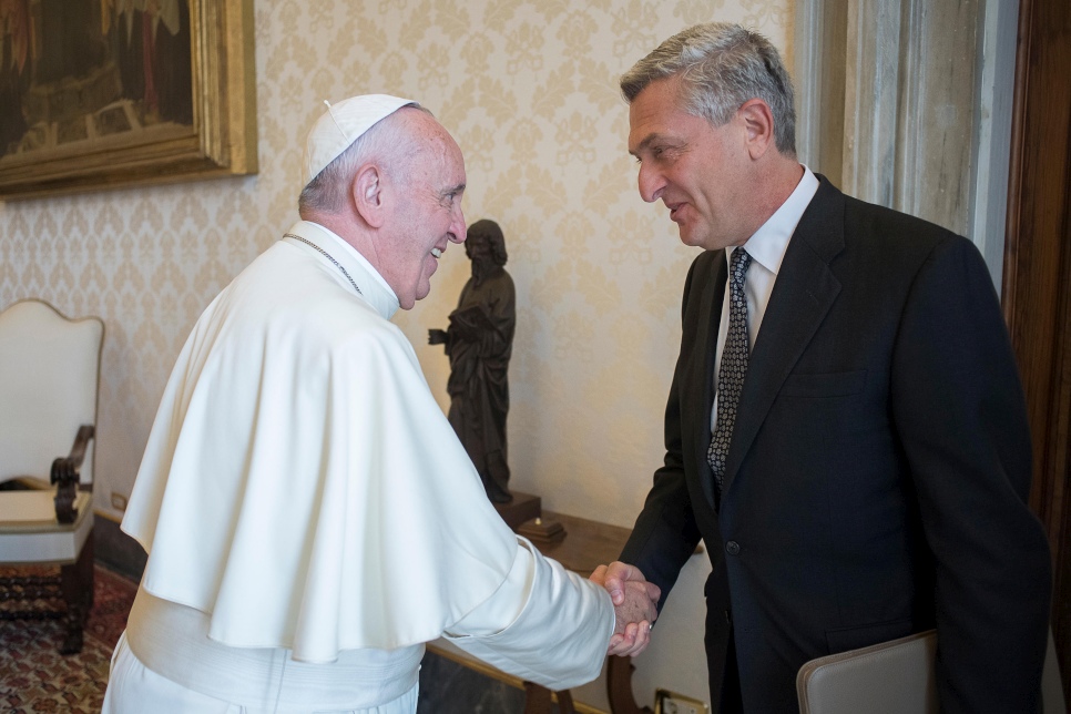 Pope Francis meets with UN High Commissioner for Refugees Filippo Grandi to discuss the global displacement crisis on September 15, 2016. © L’osservatore Romano