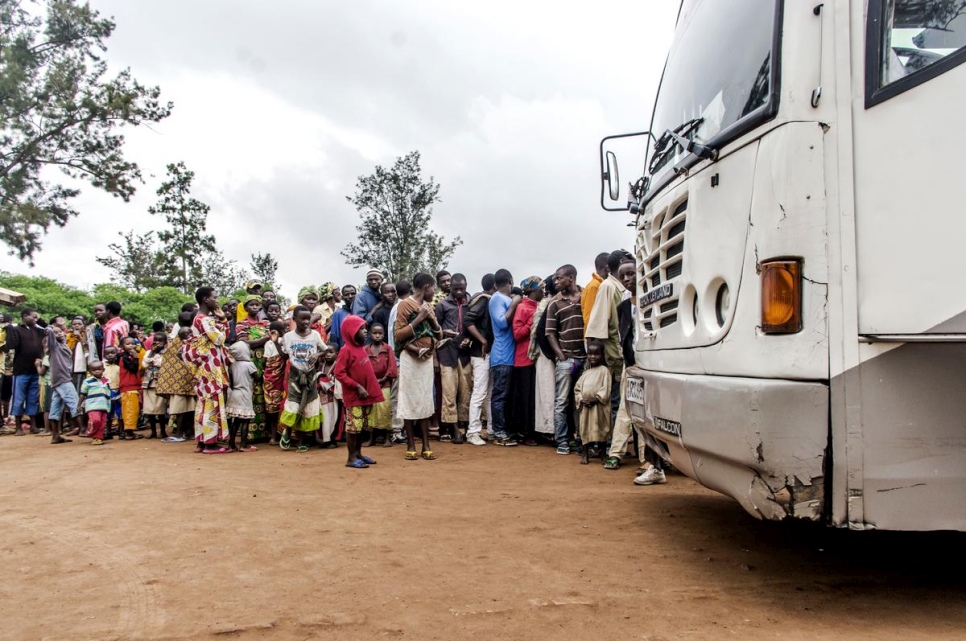 Des réfugiés burundais attendant devant un bus au centre d’accueil de Bugesera avant leur transfert vers le camp de réfugiés de Mahama, au Rwanda. Photo d’archives 2015. © HCR/Ramcho Kundevski