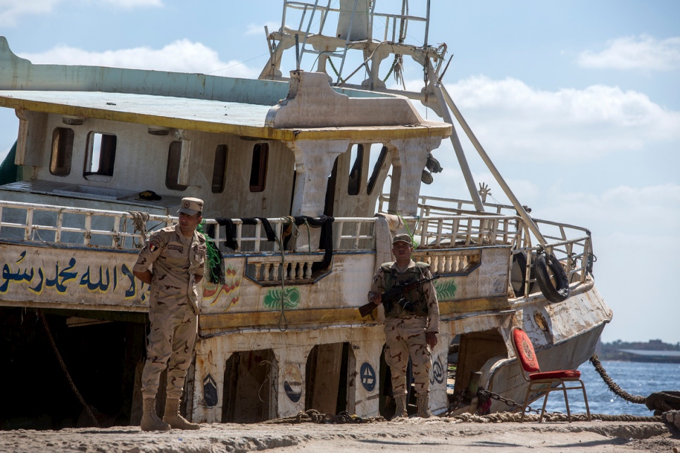 Des militaires égyptiens montent la garde à la base navale de Rashid, Egypte, près de l’épave du bateau de pêche égyptien après son récent chavirage au large de la côte, ayant fait au moins 202 victimes. © HCR/Scott Nelson