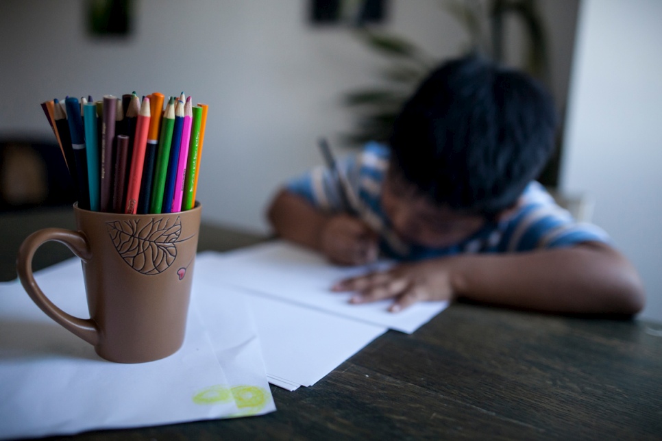Six-year-old Miguel* from Colombia draws at Rivo Resilience Centre in Montreal, Canada, before a therapy session using art. © UNHCR/Giovanni Capriotti