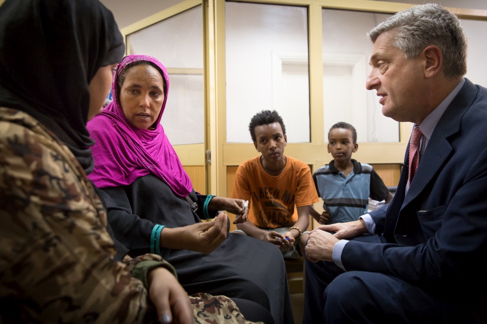 UN High Commissioner for Refugees Filippo Grandi talks with Ethiopian refugees in Cairo. © UNHCR/Pedro Costa Gomes