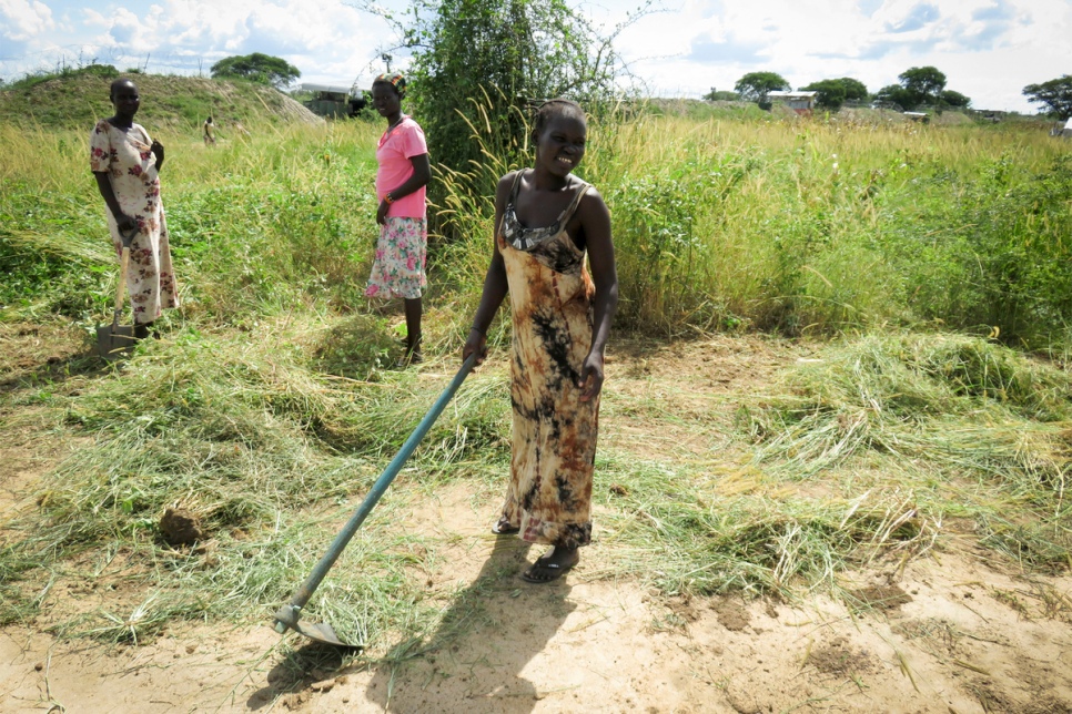 Taphisa Nyaboul, 23, removes grass and weed from a field at the Protection of Civilians site in Bor, South Sudan’s Jonglei State. © UNHCR/Richard Ruati
