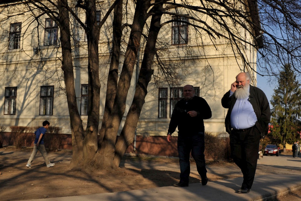 Pastor Gabor Ivanyi (right) has played a prominent role delivering food to refugees in Hungary’s border zones and has also campaigned for portable toilets to be installed. © UNHCR/Bela Szandelszky