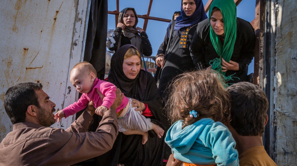 Displaced Iraqis, mainly from Gogjali on the eastern outskirts of Mosul, arrive at the UNHCR-run Hasansham camp, which opened today in light of the huge number of arrivals in the past 24 hours. © UNHCR/Ivor Prickett