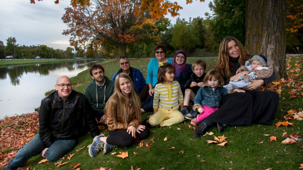 Winston and Tina Bromley, along with Tanna and Joe Edwards, are part of a group of volunteers that has helped the Eshadi family to resettle in Peterborough, Canada. © UNHCR/Annie Sakkab/Leyland Cecco