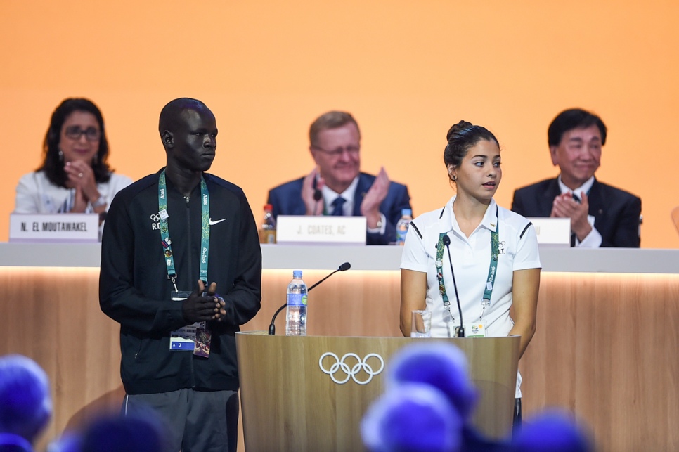 Yusra Mardini et Yiech Pur Biel ont chacun prononcé une allocution au nom de l’équipe olympique des athlètes réfugiés lors d’une réunion de tous les membres du CIO à Rio. © HCR / Benjamin Loyseau