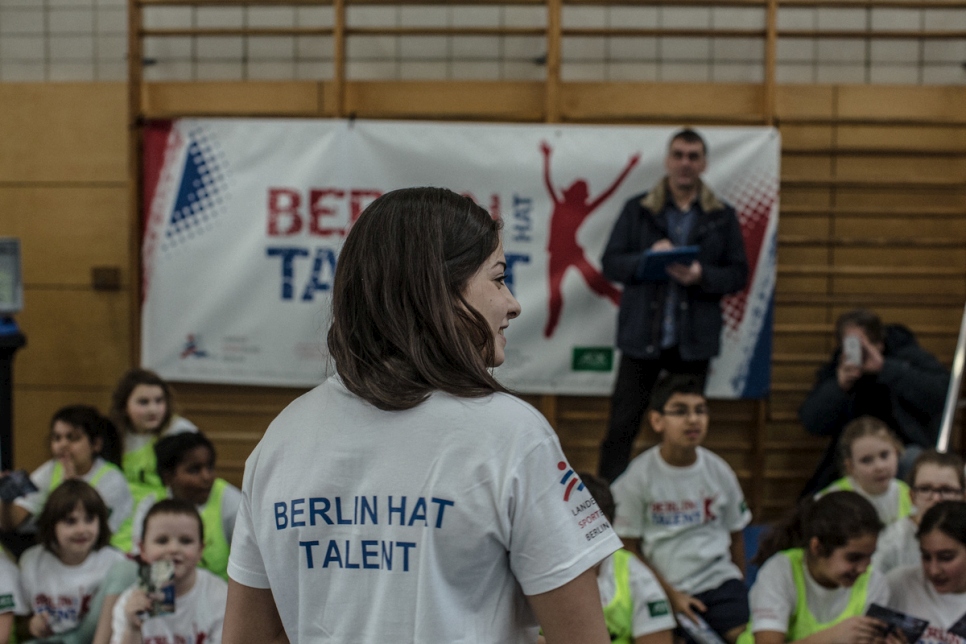 La nageuse syrienne Yusra Mardini, 18 ans, s’adresse à des étudiants lors d’une conférence de presse pour promouvoir le sport dans une école primaire à Berlin Spandau. © HCR / Daniel Etter