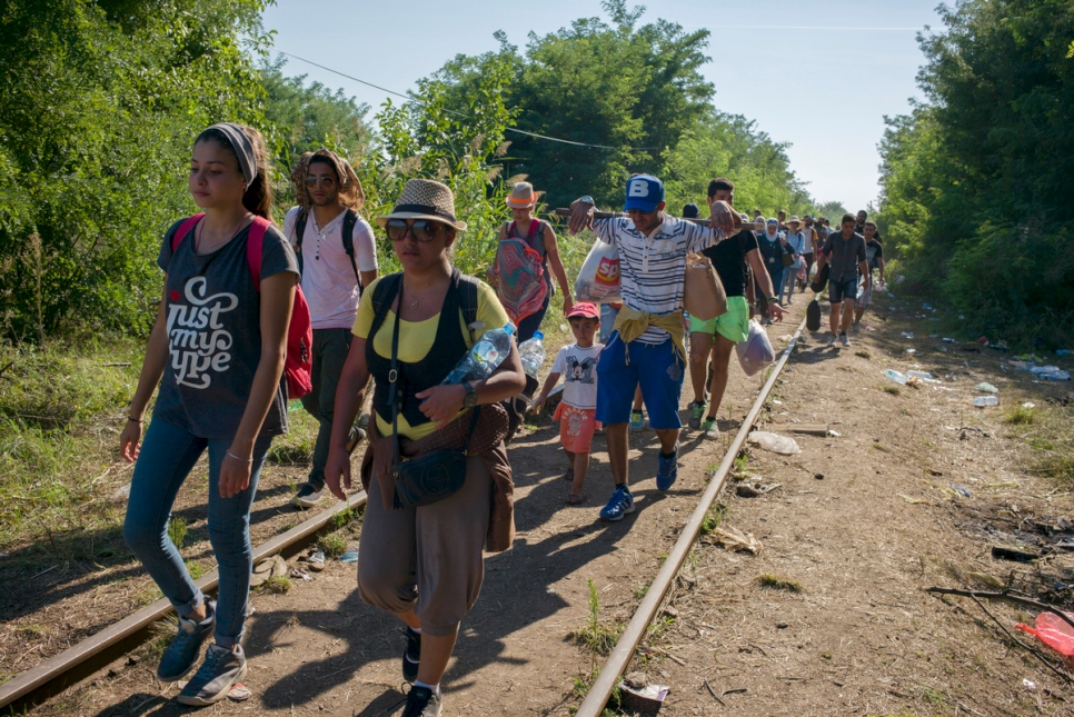 Pendant son voyage depuis la Grèce vers l’Allemagne en 2015, Yusra (à gauche) a notamment traversé la Hongrie avec d’autres demandeurs d’asile. © HCR / Lam Duc Hien