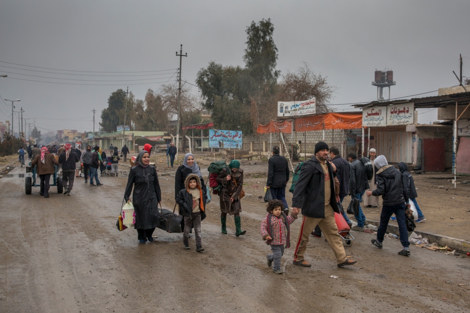 Residents leave eastern Mosul’s Al Sukar neighbourhood after it was retaken by Iraqi forces. © UNHCR/Ivor Prickett