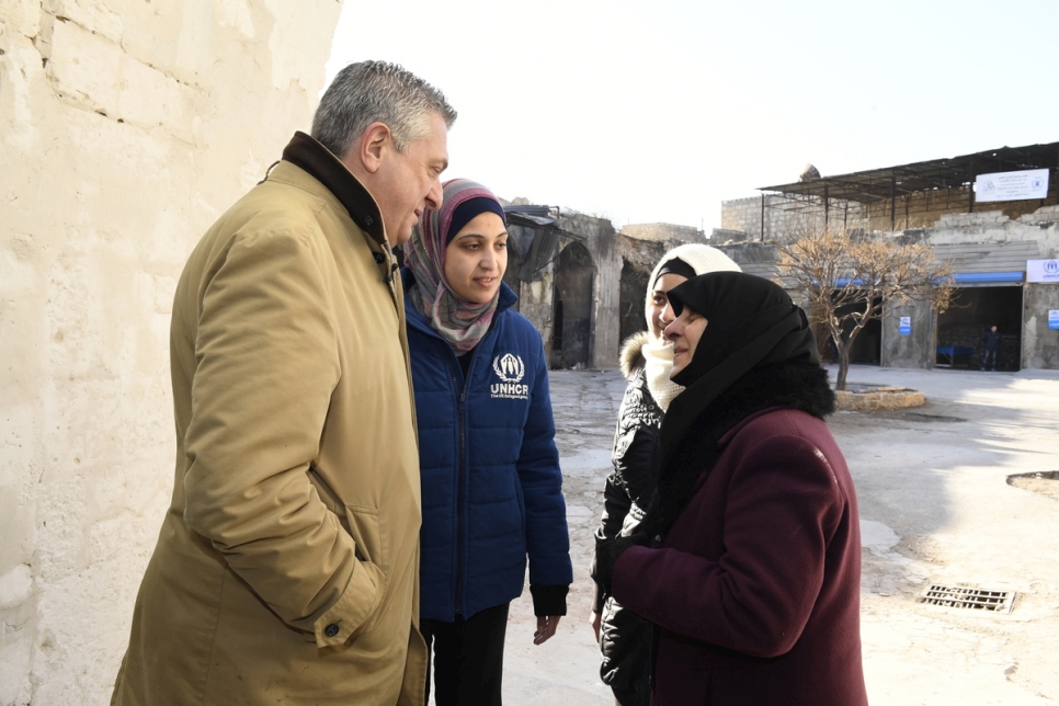 A resident of east Aleppo talks to UN refugee head Filippo Grandi. She fled her home when the battle for the eastern neighbourhoods erupted. Today she has returned, and is receiving UNHCR relief assistance. © UNHCR/Bassam Diab