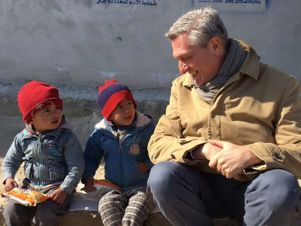 Filippo Grandi meets children at the Jibreen shelter in Aleppo, Syria. Jibreen is now home to over 5,000 people displaced during fighting in the city. © UNHCR/Firas Al-Khateeb