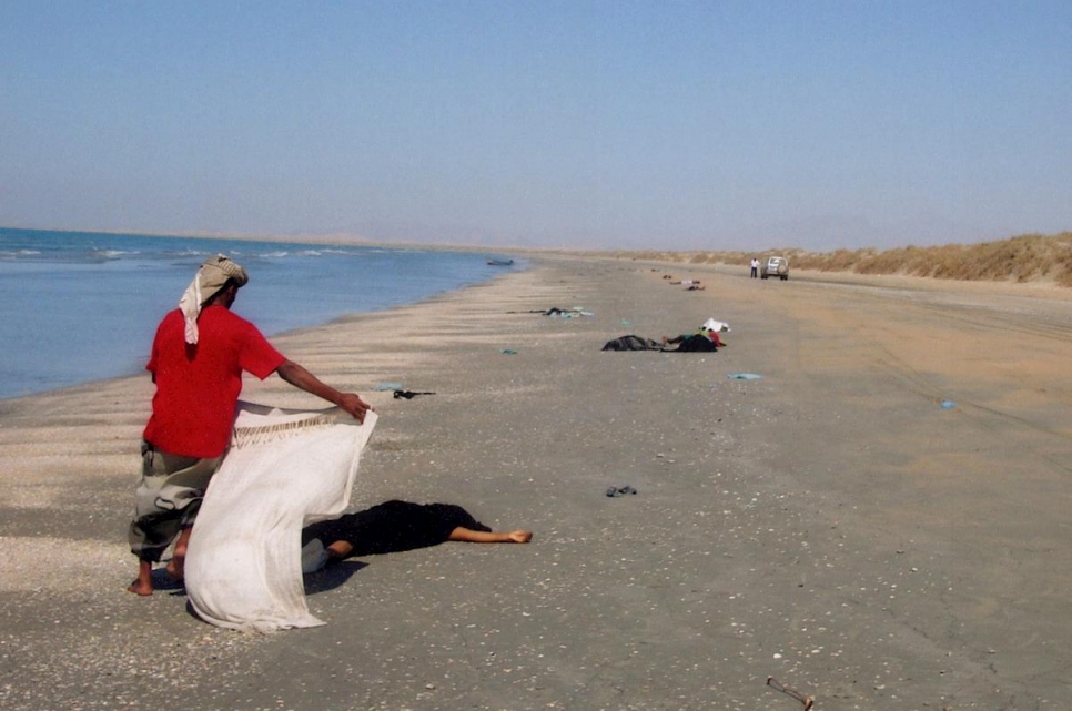 The bodies of Somalis, Ethiopians and Sudanese washed up on the beaches of Belhaf, Yemen, in this 2006 file photo. © UNHCR/SHS