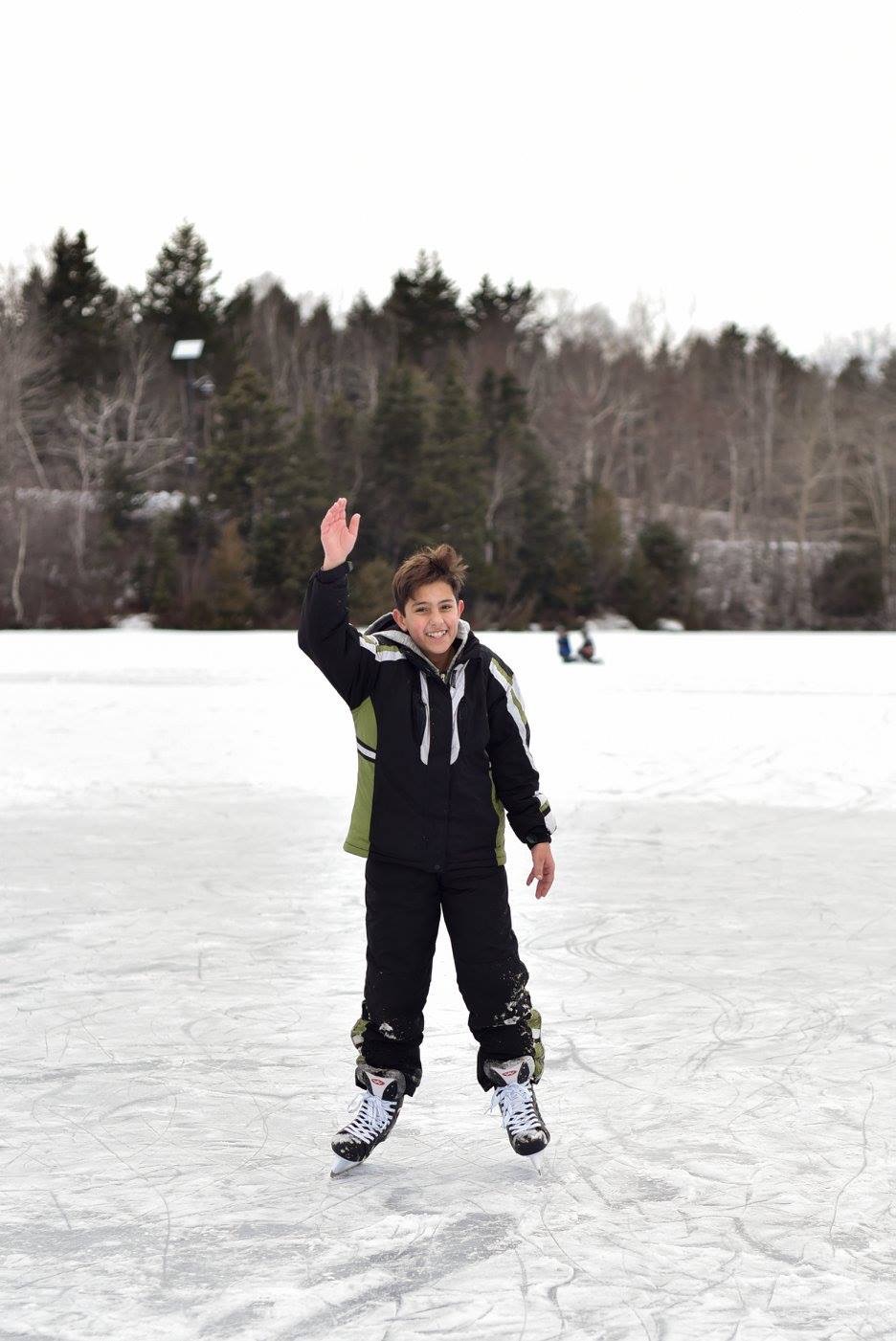Adnan en train de patiner pour la première fois sur un lac gelé. © Avec l’autorisation de Miranda O’Leary Photography