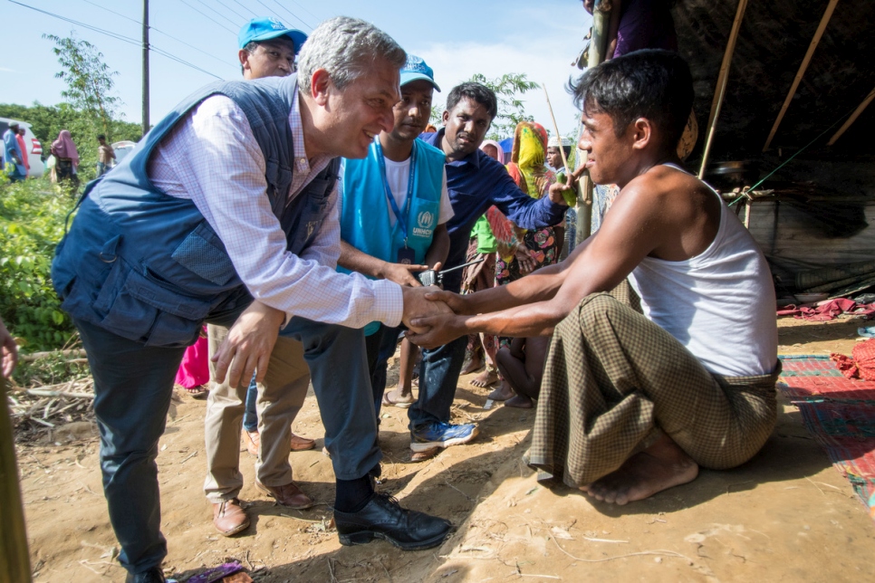 High Commissioner Filippo Grandi talks to a young Rohingya man at Kutupalong camp in Cox’s Bazar, Bangladesh, in the wake of a mass exodus of refugees from neighbouring Myanmar. © UNHCR/Roger Arnold