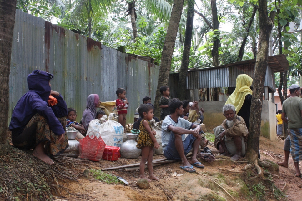 Les nouveaux arrivants ont du mal à trouver des espaces libres dans le camp de Kutupalong déjà surpeuplé. © HCR/Vivian Tan