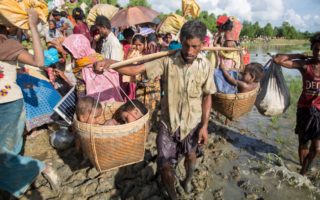 Thousands of new Rohingya refugee arrivals cross the border near Anzuman Para village, Palong Khali, Bangladesh. © UNHCR/Roger Arnold