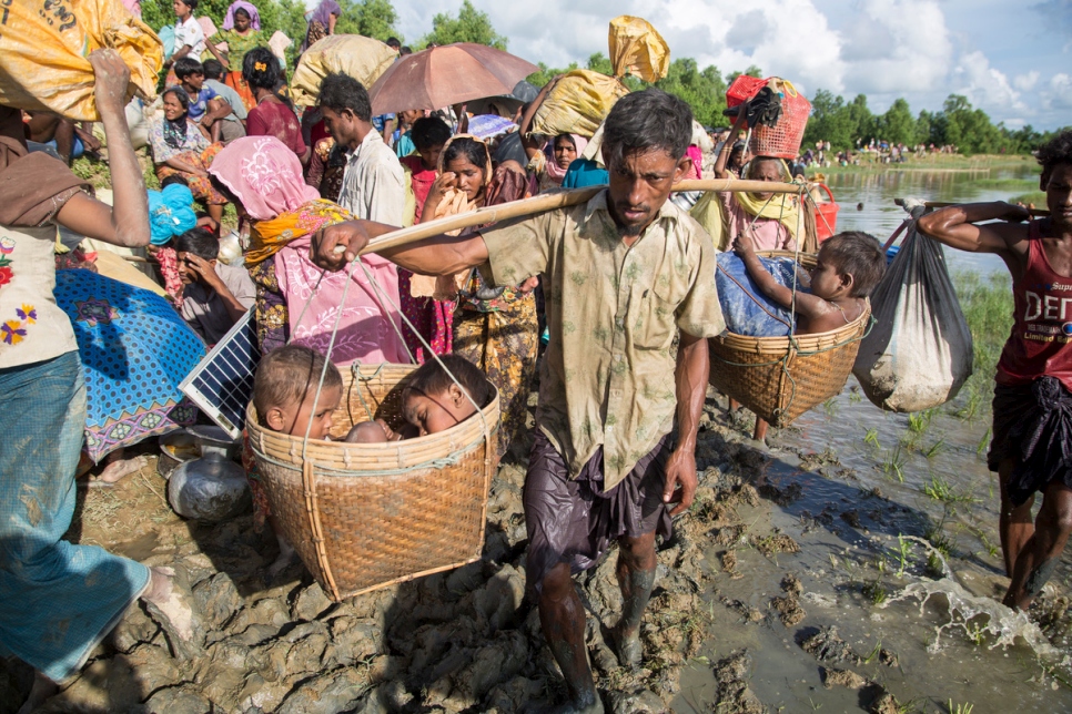 Des milliers de nouveaux réfugiés rohingyas arrivent au Bangladesh près du village d’Anzuman Para, Palong Khali, après avoir traversé la frontière. © HCR / Roger Arnold