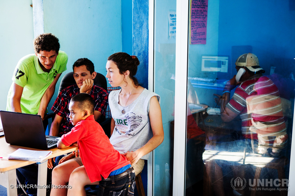 A volunteer gives some technical advice in the computing room at La 72 migrant shelter in Tenosique, Mexico. © UNHCR/Markel Redondo