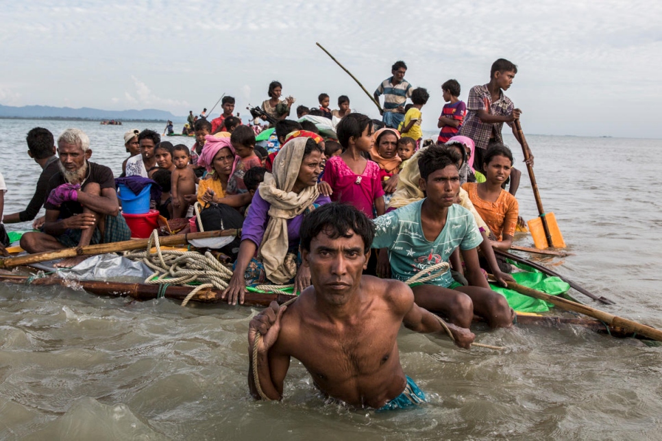 Des réfugiés rohingyas ont recours à des mesures désespérées, comme des radeaux de fortune, pour traverser le fleuve Naf jusqu’au Bangladesh. © HCR/Andrew McConnell