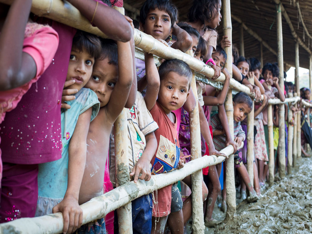 Des centaines d'enfants Rohingya font la queue pour se nourrir dans le camp boueux, insalubre et temporel d'Unchiprang au Bangladesh. Ils sont venus en bateau ou marchaient pieds nus pendant des jours à travers de vastes rizières. © HCR / Roger Arnold