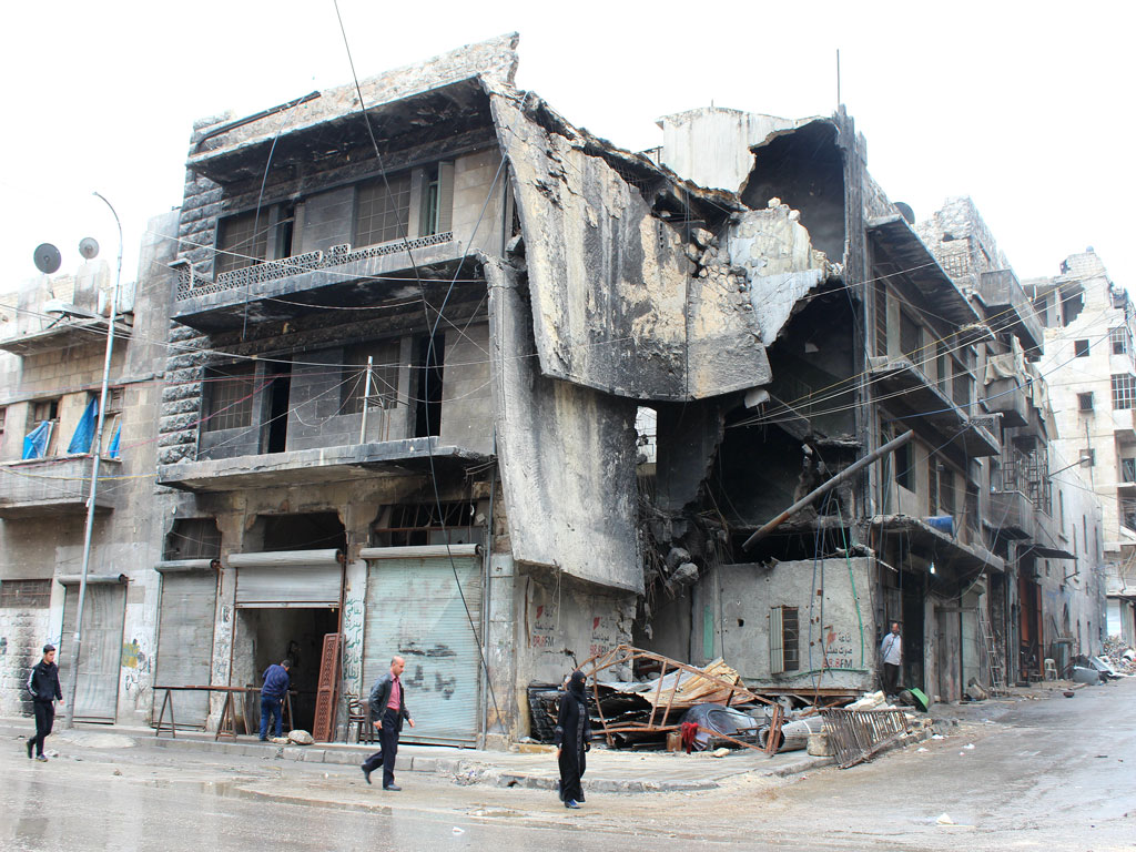 Aleppo residents internally displaced by the violence and destruction in Al-Kallaseh neighbourhood have begun to return. UNHCR is helping them with their needs. ©UNHCR/Hameed Marouf