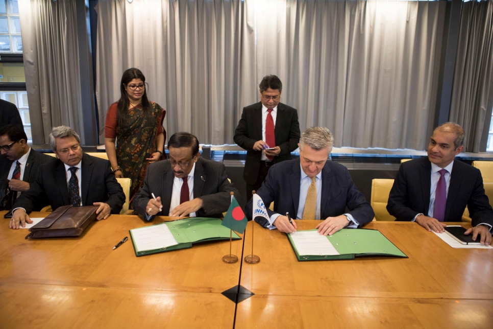 High Commissioner Filippo Grandi and Bangladesh Foreign Secretary Mohammad Shahidul Haque sign an MOU on voluntary repatriation of Rohingya refugees, Friday, 13 April, Geneva, Switzerland. © UNHCR/Susan Hopper