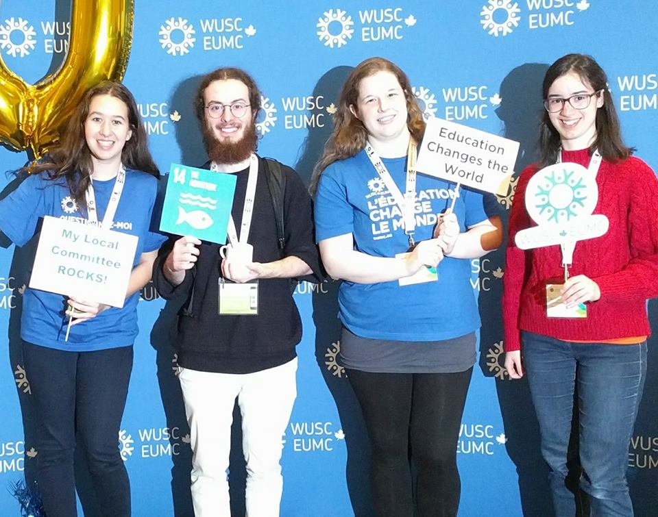 À gauche, Catherine Dufort et des membres du comité local de l’EUMC du Cégep de Lévis-Lauzon. Photo gracieusement offerte par Catherine Dufort.