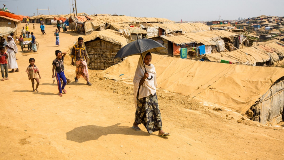 Sufia Khatun walks to her shelter in Kutupalong refugee settlement, Bangladesh. © UNHCR/Roger Arnold