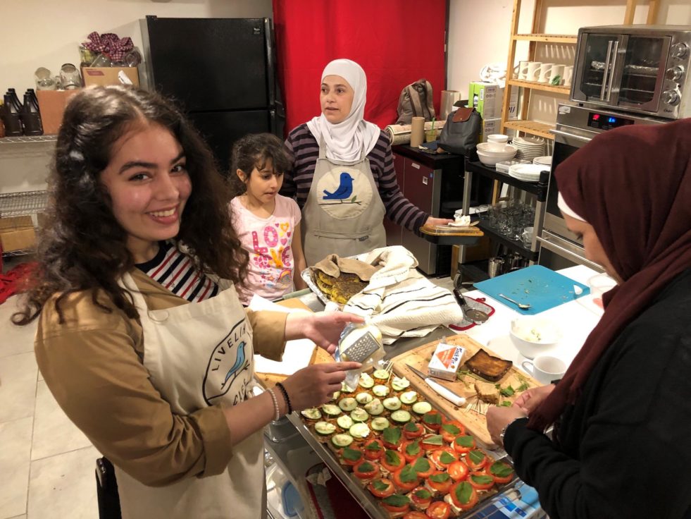 Des réfugiées qui travaillent au Livehood Café apprêtent le repas à servir pendant le lancement du partenariat entre le HCR et M. Fakih.