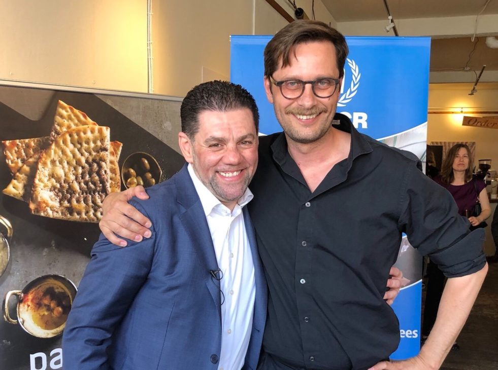 Le PDG de Paramount Fine Foods, Mohamad Fakih (à gauche) et le Représentant du HCR au Canada, Jean-Nicolas Beuze, ensemble au lancement du partenariat entre Mr. Fakih et le HCR pour la promotion de l'intégration économique des réfugiés.