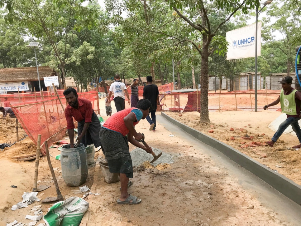 Les travaux de terrassement se poursuivent dans le centre de transit des réfugiés rohingyas à Ukhia, au sud-est du Bangladesh, en prévision de possibles inondations durant la saison de la mousson. © HCR / Caroline Gluck