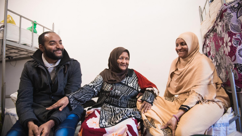 Fadumo Nour Zein, âgée de 81 ans, est assise entre sa fille Fatima et son petit-fils Ali. Fadumo avait perdu tout contact avec sa fille Fatima lorsque cette dernière a fui la Somalie en 1991. © HCR/Ioana Epure