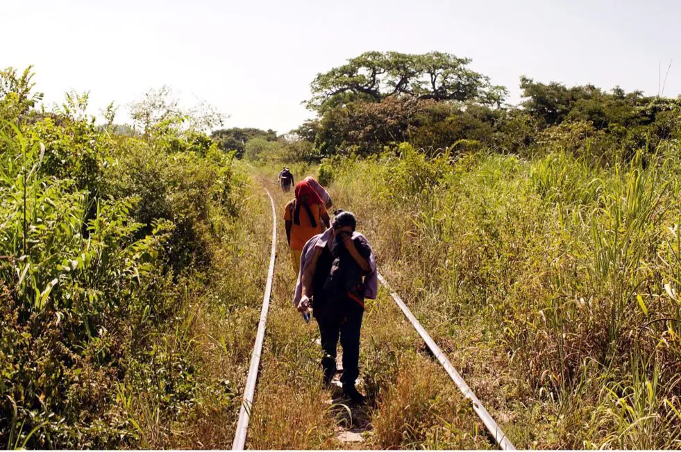 Una mujer de El Salvador camina por las vías del tren en el tramo que divide Arriaga (Chiapas) de Chahuites (Oaxaca), en Chiapas, México. ©ACNUR/Markel Redondo