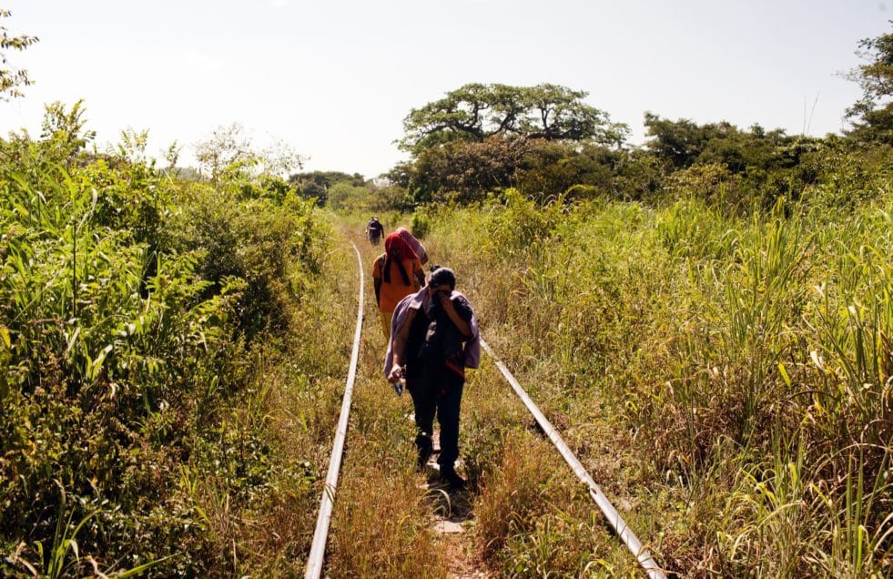 Une femme du El Salvador marche le long du chemin de fer qui sépare les municipalités de Arriaga (Chiapas) et Chahuites (Oaxaca) dans le Sud-Ouest du Mexique. ©UNHCR/Markel Redondo