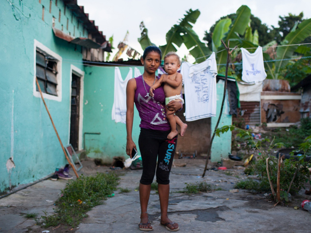 Genesis Cerrato, 16, with her one-year-old son. Along with her whole family, she fled Honduras escaping violence in her home country. © UNHCR/Markel Redondo