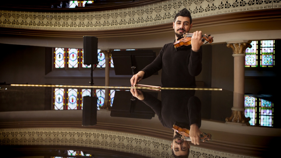 Canada : un violoniste syrien continue sa carrière musicale grâce à ses parrains