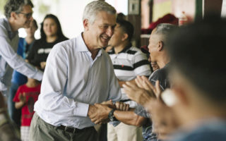 The High Commissioner shakes hands with residents in Mexico