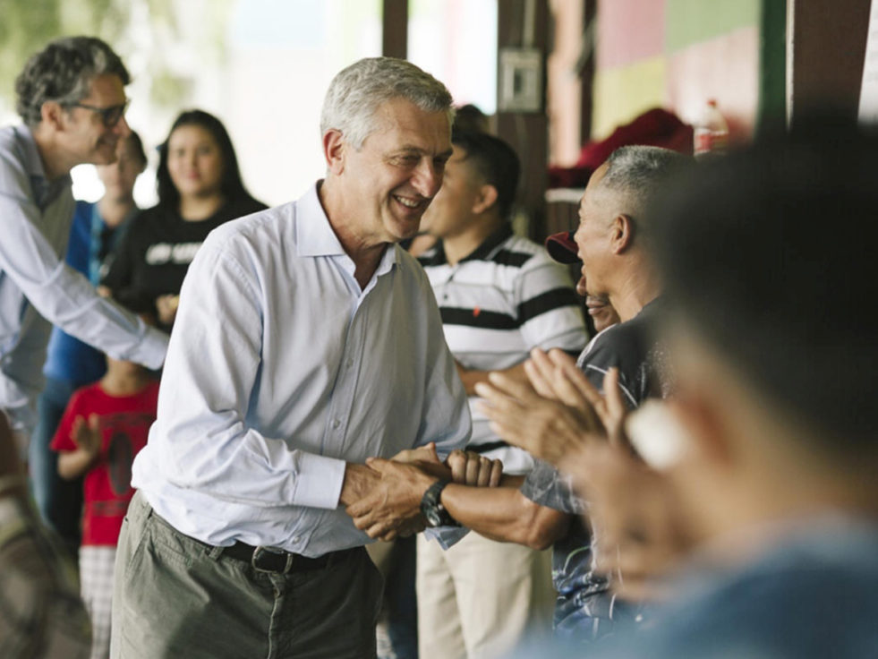 The High Commissioner shakes hands with residents in Mexico