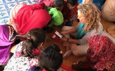 De jeunes filles rohingyas laissent un souvenir mémorable à une employée canadienne du HCR lors de sa première mission