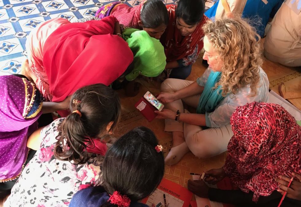 De jeunes filles rohingyas laissent un souvenir mémorable à une employée canadienne du HCR lors de sa première mission