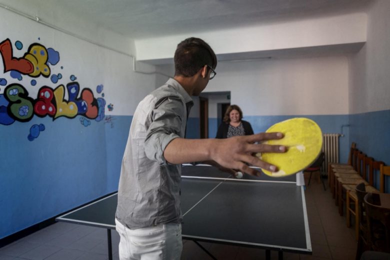 Farouk* joue au tennis de table au centre de réception de Gênes, où il vivait avant de terminer le processus de réunification familiale