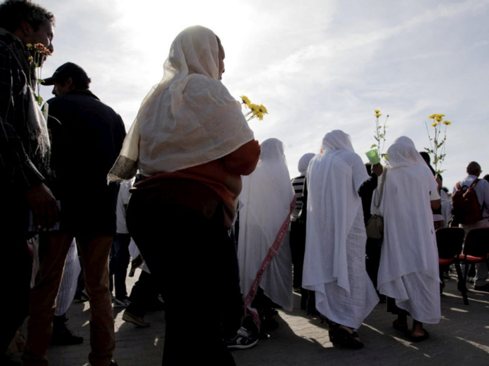 Asylum seekers line up and mourn the shipwreck