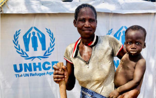 Une déplacée interne avec son enfant à Barsalogho, au Burkina Faso