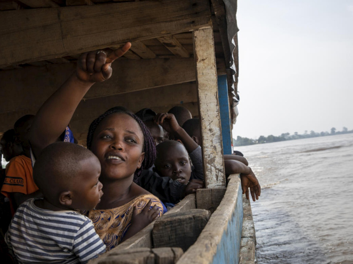 Guilaine Alaya, 33 ans, pointe le doigt en direction de Bangui, la capitale de la République centrafricaine, alors qu’elle rentre dans son pays natal après avoir passé six ans en RDC