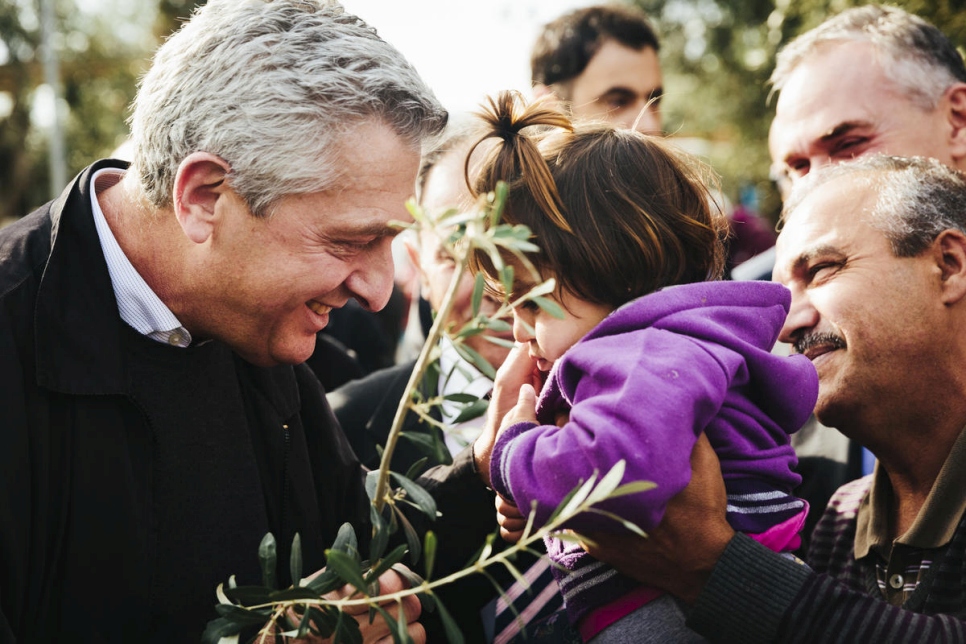 Le Haut Commissaire des Nations Unies pour les réfugiés, Filippo Grandi, lors de sa rencontre avec une fillette et son père, tous deux hébergés dans le site de Kara Tepe, sur l’île de Lesbos, en Grèce