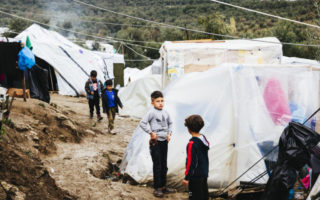 Des enfants dans une installation spontanée connue sous le nom d'Olive Grove sur l'île grecque de Lesbos. L'oliveraie se trouve à la périphérie du centre d'accueil et d'identification de Moria