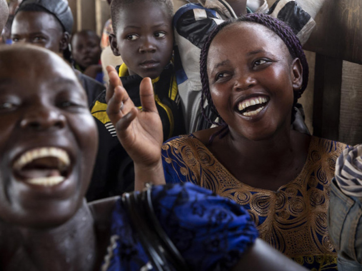 Débordante de joie, Guilaine Alaya (à droite) chante à tue-tête à bord du bateau qui la ramène à Bangui, capitale de la République centrafricaine, après six ans en exil