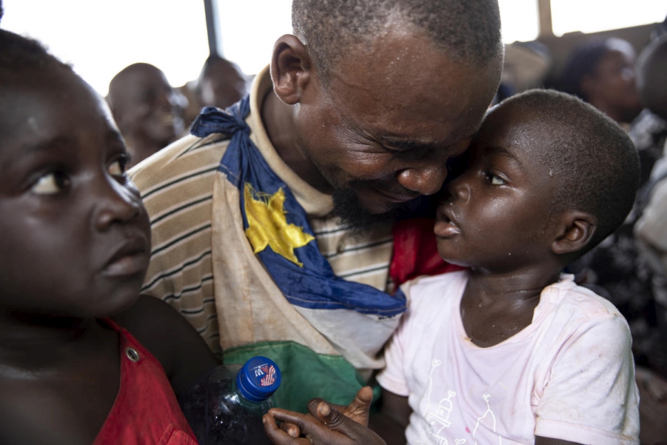 Submergé par l’émotion, Alain Kossi serre son enfant contre lui en retrouvant son pays, la République Centrafricaine, après six années d’exil en République démocratique du Congo
