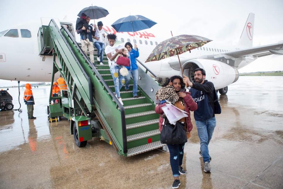 Des réfugiés débarquent à Rome depuis un avion affrété par le HCR, dans le cadre d’un vol d’évacuation depuis la Libye.